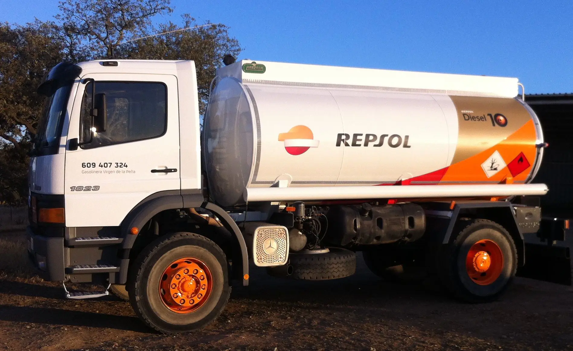 Camión repsol en reparto